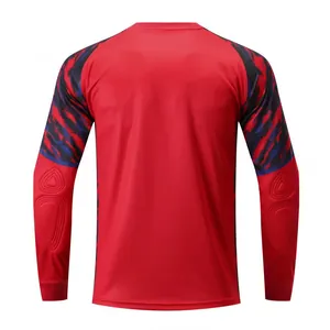 Vista posteriore di una maglia da allenamento da portiere rossa con gomiti imbottiti.