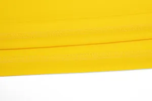 Détail en gros plan de l'ourlet à double surpiqûre d'un maillot de foot jaune