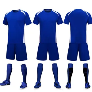 Kit da calcio blu con maglia, pantaloncini, calze e scarpe su sfondo bianco pulito.