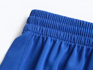 Detail der blauen schnelltrocknenden Fußballshorts mit elastischem Bund und Mesh-Gewebe