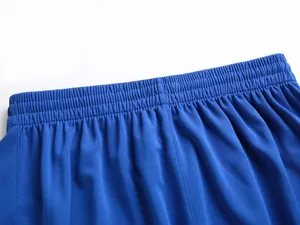 Detail der blauen schnelltrocknenden Fußballshorts elastischer Bund mit Mesh-Gewebe