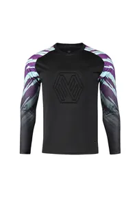 Vue détaillée d'un maillot de football gardien noir avec motifs de manches violet et menthe.