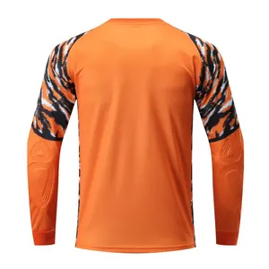 Vista posteriore della maglia da portiere arancione con strisce di tigre e imbottiture