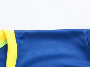 Nahaufnahme der hochwertigen Nähte an einem blauen, schnelltrocknenden Fußballtrikot