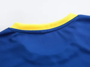 Nahaufnahme des gerippten gelben Ausschnitts eines blauen Schnelltrocknenden Trikots