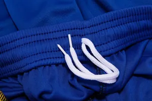 Gros plan détaillé de la taille d'un short de foot bleu avec cordon de serrage blanc