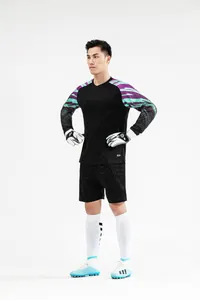 Vue complète de la tenue de gardien de but rembourrée noire avec manches à motifs.