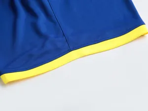 Detailansicht des blauen schnelltrocknenden Fußballtrikots mit gelbem Mesh-Gewebe