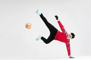 Pantalon d'entraînement de gardien de but professionnel montré dans une pose dynamique.