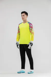 Tenue d'entraînement de gardien de but de football jaune fluo portée par un mannequin