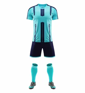 Completo da calcio celeste e blu navy con maglia pantaloncini calze e scarpe da calcio