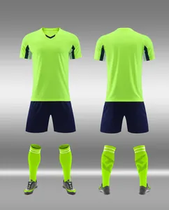 Detailansicht des neongrünen Fußball-Trikot-Sets mit marineblauen Shorts vorne und hinten