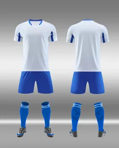 Fußball-Set mit weißem Trikot, blauen Shorts und Socken, Vorder- und Rückansicht.