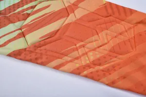 Vue détaillée du rembourrage de protection et des coutures sur le maillot de gardien.