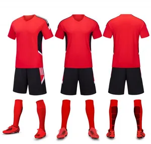 Ensemble maillot de foot rouge et noir avec short, chaussettes et crampons.