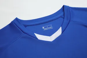 Nahaufnahme des blauen Fußballtrikot-Kragens mit weißem V-Ausschnitt und atmungsaktivem Mesh