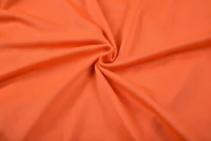 Vue macro détaillée du tissu en maille orange respirant pour les maillots de sport