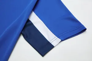 Detailansicht des atmungsaktiven Mesh-Gewebes und der Ärmelbündchen eines blauen Trikots