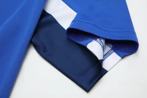 Makro-Detail des atmungsaktiven Mesh-Gewebes eines blau gestreiften Fußballtrikots