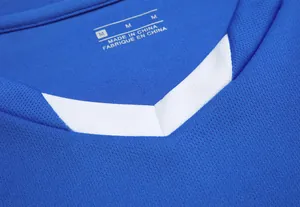 Detailansicht des blauen Fußballtrikot-V-Ausschnitts mit weißem Rand und Etikett Größe M