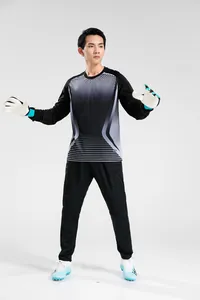 Vue complète d'un ensemble d'uniforme de gardien de but professionnel à manches longues