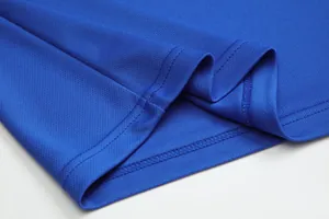 Detailansicht des atmungsaktiven Mesh-Gewebes und des doppelt genähten Saums am blauen Trikot
