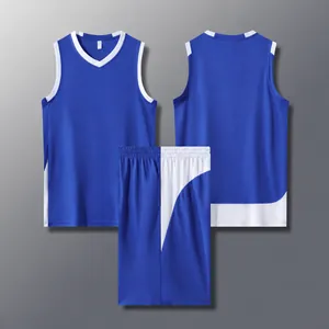 Completo da basket blu e bianco, stile americano con spalle strette per sportivi