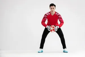 Ensemble maillot de gardien de but rouge à manches longues pour entraînement de football.