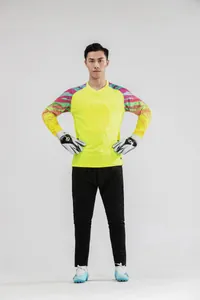 Ensemble de maillot de gardien de but de football à manches longues avec gants rembourrés.