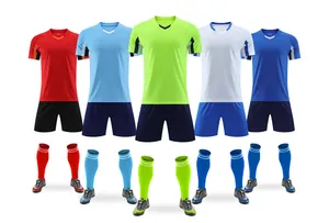 Sammlung bunter kurzärmeliger Fußballtrikotsätze einschließlich Trikots, Shorts und Socken