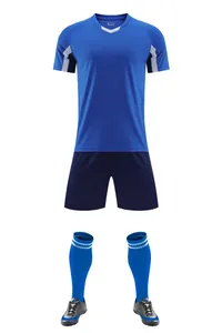 Professionelles blaues Fußballtrikot Set mit V-Ausschnitt Trikot, Shorts und Socken.