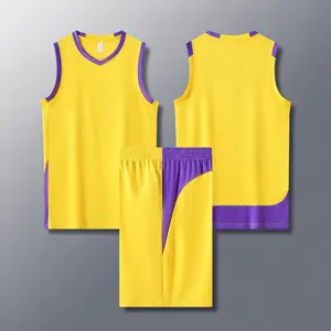 Completo da basket giallo e viola in stile americano con design a spalle strette
