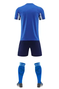 Rückansicht eines blauen Fußballtrikot-Sets mit dunkelblauen Shorts und Socken
