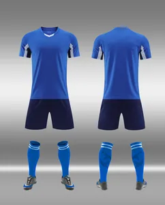 Vorder- und Rückansicht eines blauen Profi-Fußballtrikot-Sets mit Trikot und Shorts.