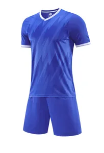 Detailansicht des blauen atmungsaktiven Fußball-Trainingssets mit V-Ausschnitt Trikot