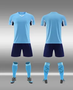 Komplette Fußball-Ausrüstung in Hellblau und Dunkelblau mit Socken und Fußballschuhen