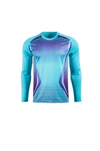 Détail du maillot de gardien de but de football à manches longues bleu et violet.