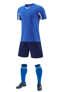 Komplettes blaues Fußballset mit Trikot, Shorts, Stutzen und Schuhen auf weißem Hintergrund
