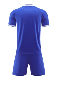 Rückansicht eines blauen atmungsaktiven Fußball-Kits mit weißen Akzenten und Details
