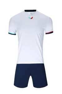 Gros plan sur un ensemble de football comprenant un maillot blanc et un short marine