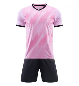 Detailansicht des rosa gemusterten Fußballtrikots mit schwarzen Shorts für Training