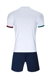 Vue arrière du maillot de foot blanc respirant et du short bleu marine de sport