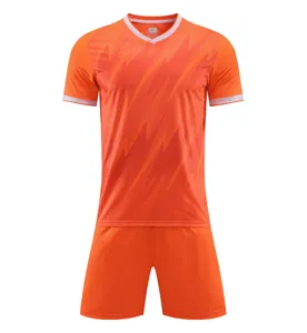 Detailansicht eines atmungsaktiven orangefarbenen Fußballtrikot-Sets für das Sporttraining