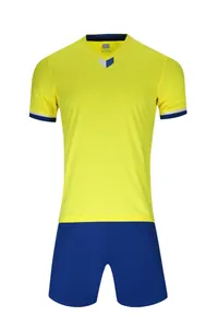 Vue détaillée de l'ensemble maillot et short de football jaune et bleu à séchage rapide