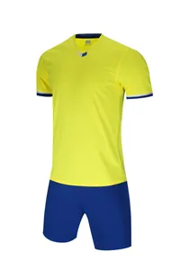 Vue détaillée d'un maillot de football jaune associé à un short de sport bleu de haute qualité