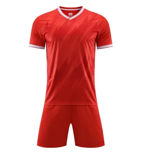 Rotes Fußballtrikot-Set mit Zickzack-Muster und dazu passenden Shorts für Herren.
