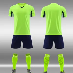 Neongrünes und marineblaues Kurzarm-Fußballtrikot-Set mit passenden Socken und Fußballschuhen