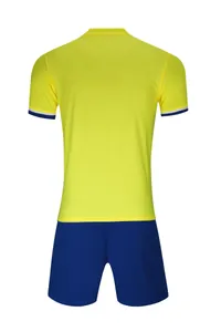 Vue arrière détaillée d'un ensemble maillot de football jaune et short bleu sport