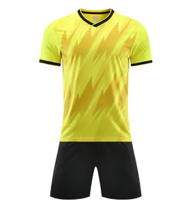 Vollansicht eines gelben Fußballtrikots mit Blitzmuster und schwarzen Sportshorts