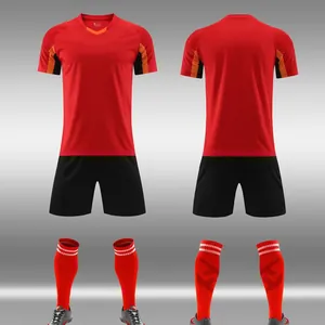 Rotes Fußballtrikot und schwarze Shorts Set für Teamtraining und Wettkampf